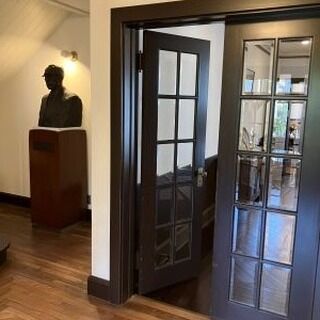 ブログ「記念館スタッフのひとり言」を更新しました。
　タイトル「内開きのドア」

#高碕記念館 #ヴォーリズ建築 #国登録有形文化財 #企画展 #ブログ更新 #無料 #予約なし #展示 #宝塚市 #雲雀丘花屋敷　＃内開きのドア