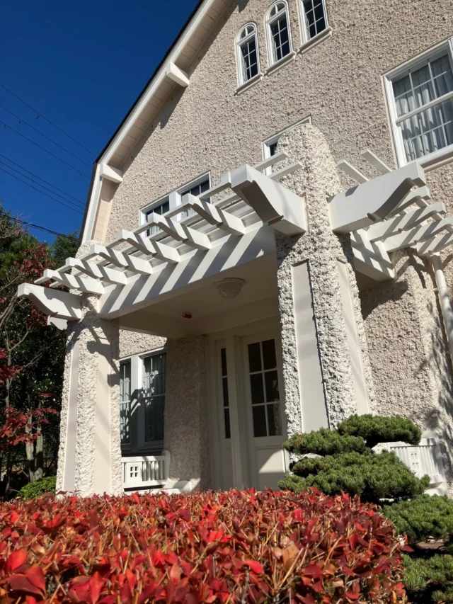 ブログ「記念館スタッフのひとり言」を更新しました。
　タイトル「ドウダンツツジ」

#高碕記念館 #ヴォーリズ建築 #国登録有形文化財 #企画展 #ブログ更新 #無料 #予約　 #展示 #宝塚市 #雲雀丘花屋敷　#ドウダンツツジ