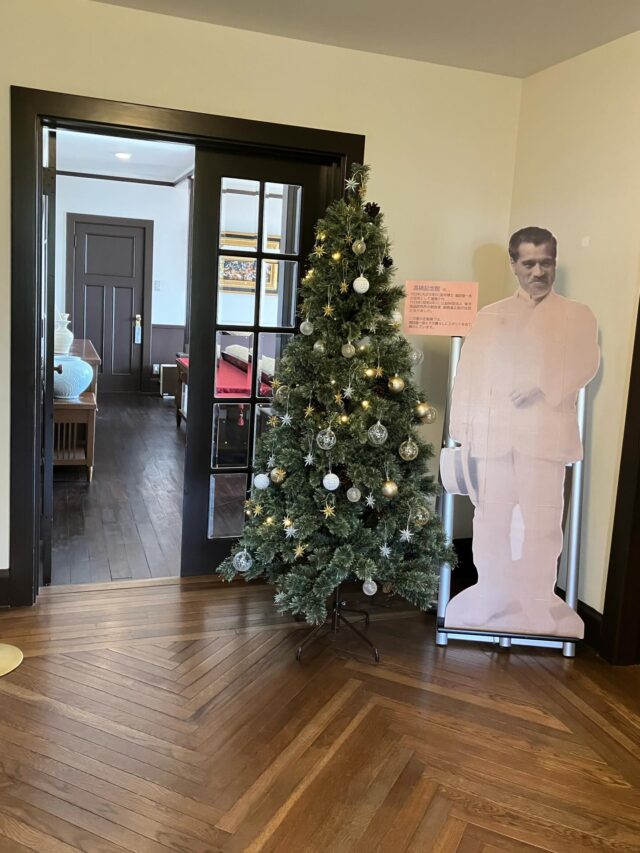 クリスマスツリーを飾りました🌲
高碕記念館で飾るのは、はじめてです。

ヴォーリズさんにマイホームの設計を依頼した諏訪邸では、きっとツリーを飾ってクリスマスをお祝いした事でしょう。企画展『雲雀ヶ丘の諏訪HOME』開催にあわせて
今年はツリーを飾っています。

#高碕記念館　#ヴォーリズ建築  #国登録有形文化財  #企画展　#クリスマスツリー