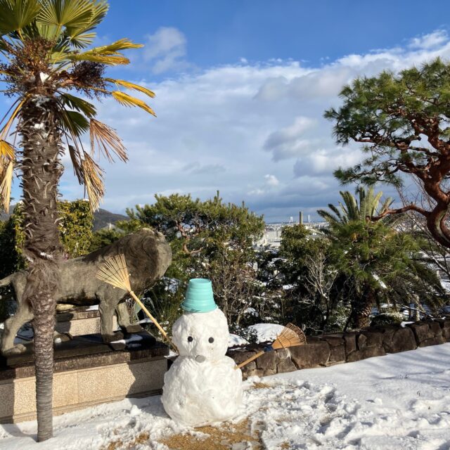 2月8日（日）高碕記念館では珍しい雪景色が撮影できました。
一面雪景色の投稿は2023年1月以来です。
そして今回は、初の雪だるまくん登場です。

スタッフの力作です。

#高碕記念館 #国登録有形文化財 #ヴォーリズ建築 #宝塚市 #雪景色 #雪だるま #雪だるま作ろう #雪　#たからづかなフォトグラファー　#lovehyogo